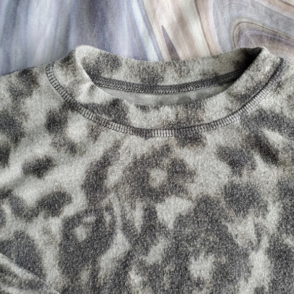 Blank NYC Gray Hi-Low Cropped Leopard Sweatshirt - Picture 5 of 6